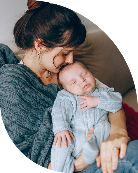 Madre besando a su bebé dormido