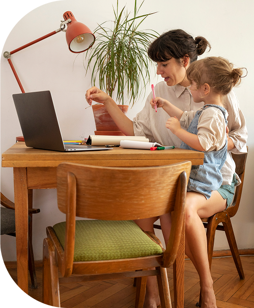 Madre e hija dibujando juntas en el escritorio