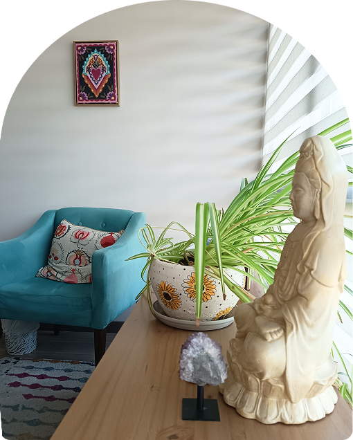 Rincón de la consulta con plantas y una figura de Buda